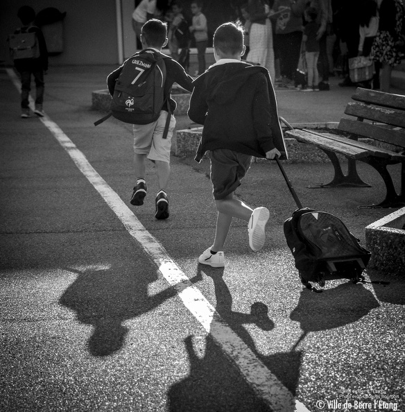 Journée internationale des droits de l'enfant - garçons courent avec cartable.JPG garçons courent avec cartable.JPG