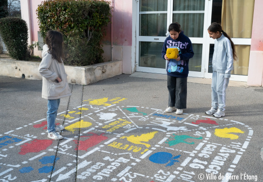 Jeux dans la cour de l'école