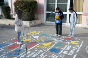 Jeux pochoirs cours d'écoles